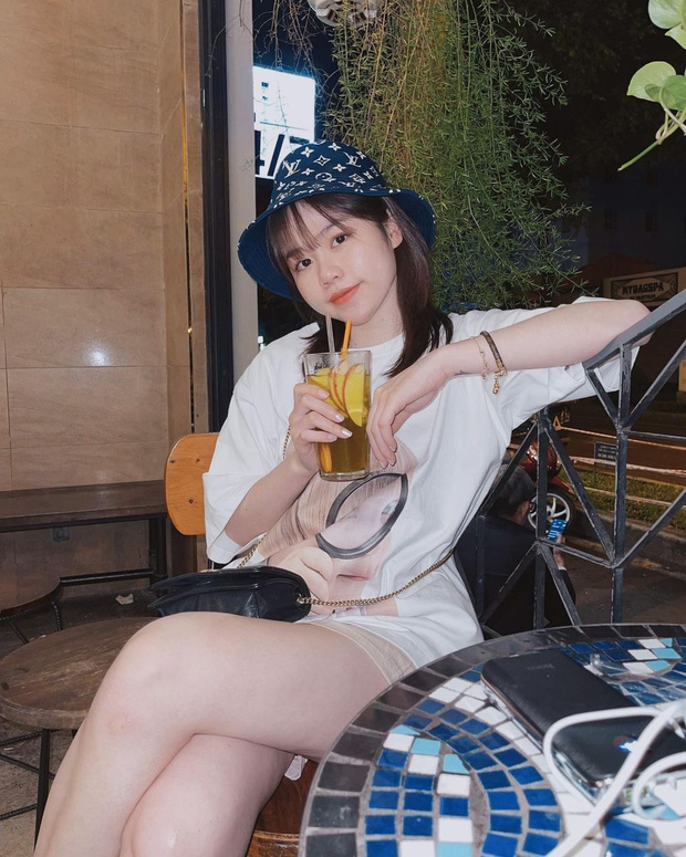 Huỳnh Anh lộ thêm hint hẹn hò với R.Tee nhưng vẫn tương tác khi được hỏi: Còn thương Quang Hải không? Huỳnh Anh lộ thêm hint hẹn hò với R.Tee nhưng vẫn tương tác khi được hỏi: Còn thương Quang Hải không?