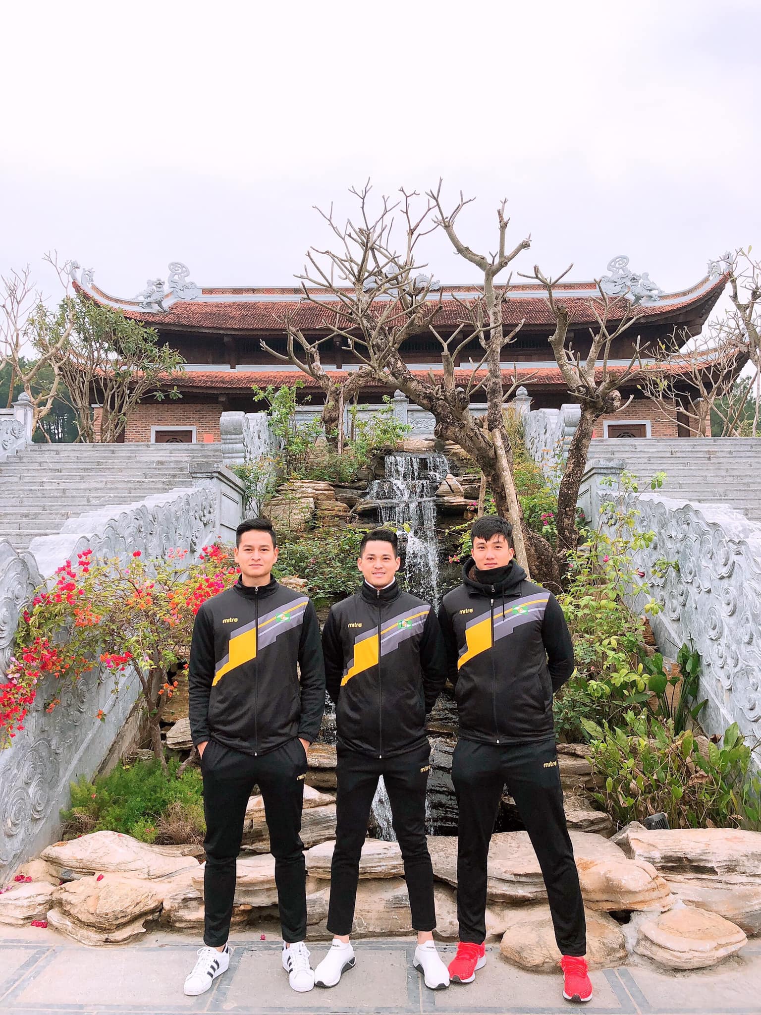 Tới mừng hạnh phúc Xuân Mạnh, đồng đội bất ngờ nhận ảnh cưới của chính mình bị... 'quên' từ tháng trước - 1 Tới mừng hạnh phúc Xuân Mạnh, đồng đội bất ngờ nhận ảnh cưới của chính mình bị... 'quên' từ tháng trước - 1