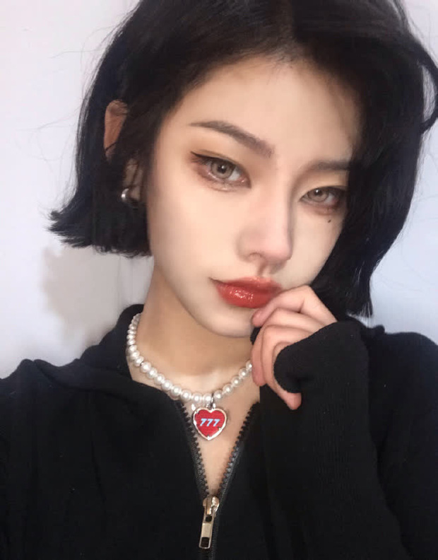 Hot girl cool ngầu lộ ảnh trước và sau khi tắt filter khiến người hâm mộ phẫn nộ Hot girl cool ngầu lộ ảnh trước và sau khi tắt filter khiến người hâm mộ phẫn nộ