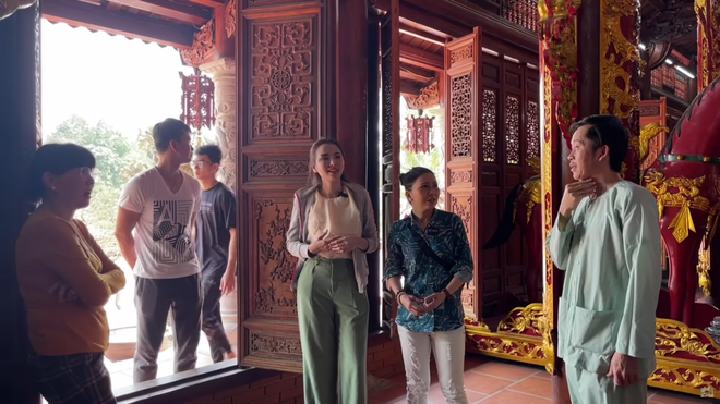 Diễm Hương tới nhà thờ Tổ thắp hương cho Chí Tài, được Hoài Linh hé lộ câu chuyện ly kỳ - 2 Diễm Hương tới nhà thờ Tổ thắp hương cho Chí Tài, được Hoài Linh hé lộ câu chuyện ly kỳ - 2