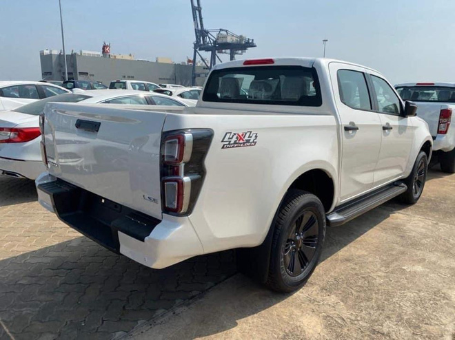 Isuzu D-Max 2021 cập cảng Việt Nam, đại lý nhận đặt cọc giao sau Tết: Bán tải 'lột xác' toàn diện đấu Ford Ranger - 1 Isuzu D-Max 2021 cập cảng Việt Nam, đại lý nhận đặt cọc giao sau Tết: Bán tải 'lột xác' toàn diện đấu Ford Ranger - 1