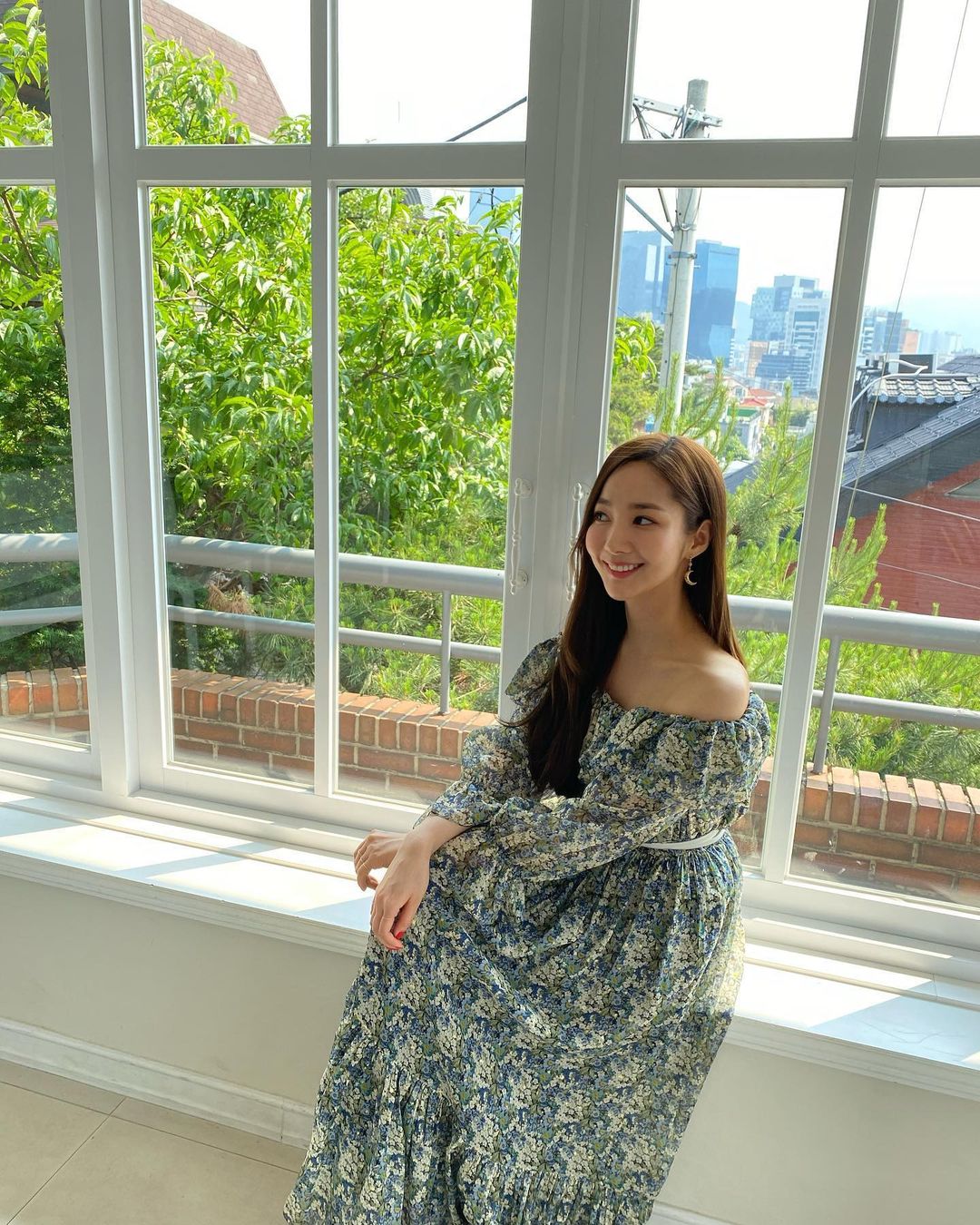 7 món đồ đắt nhất trên Instagram của Park Min Young: Choáng với bộ váy hoa trễ vai nhìn đơn giản mà gần 100 triệu - 15 7 món đồ đắt nhất trên Instagram của Park Min Young: Choáng với bộ váy hoa trễ vai nhìn đơn giản mà gần 100 triệu - 15