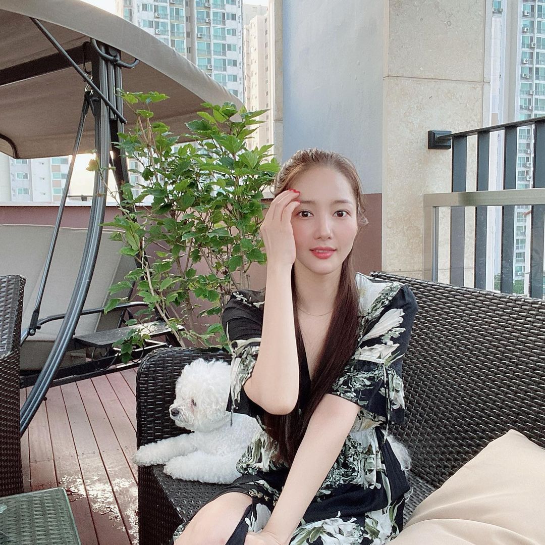 7 món đồ đắt nhất trên Instagram của Park Min Young: Choáng với bộ váy hoa trễ vai nhìn đơn giản mà gần 100 triệu - 2 7 món đồ đắt nhất trên Instagram của Park Min Young: Choáng với bộ váy hoa trễ vai nhìn đơn giản mà gần 100 triệu - 2
