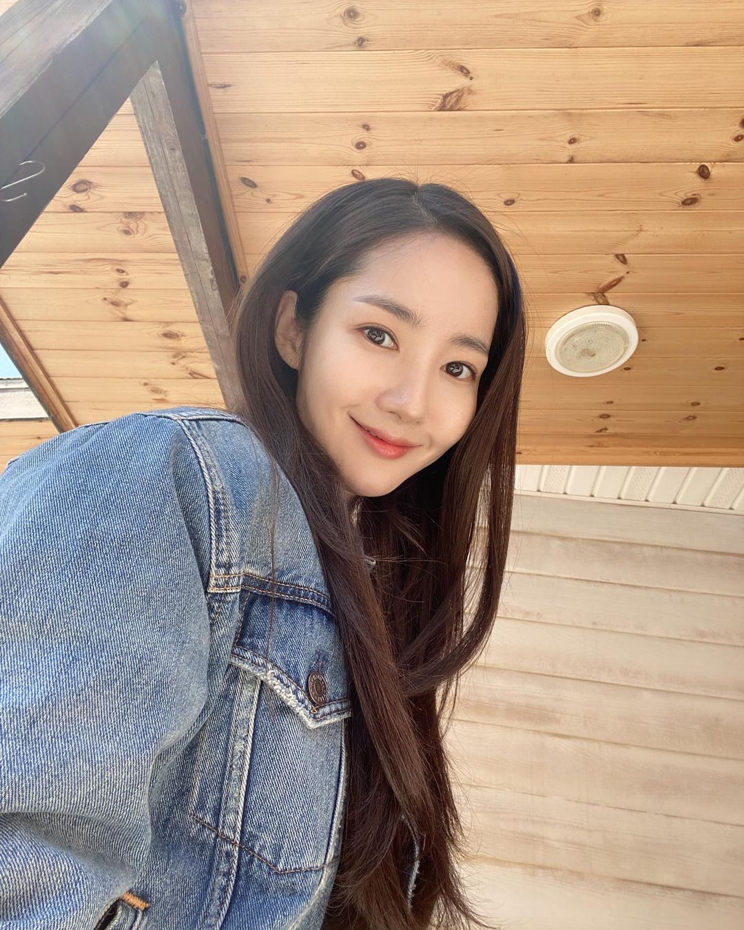 7 món đồ đắt nhất trên Instagram của Park Min Young: Choáng với bộ váy hoa trễ vai nhìn đơn giản mà gần 100 triệu - 13 7 món đồ đắt nhất trên Instagram của Park Min Young: Choáng với bộ váy hoa trễ vai nhìn đơn giản mà gần 100 triệu - 13