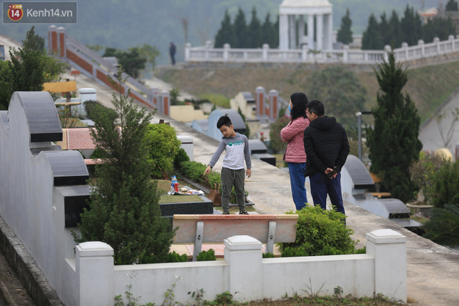 Ảnh: Người Hà Nội đeo khẩu trang, mang đào và quất đi tảo mộ sớm, mời gia tiên về ăn Tết - 13 Ảnh: Người Hà Nội đeo khẩu trang, mang đào và quất đi tảo mộ sớm, mời gia tiên về ăn Tết - 13