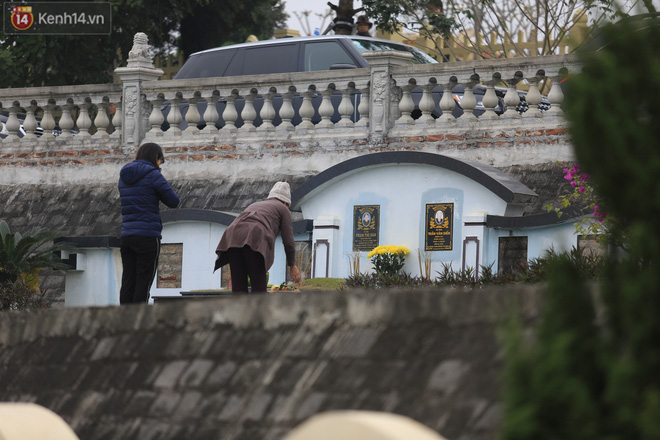 Ảnh: Người Hà Nội đeo khẩu trang, mang đào và quất đi tảo mộ sớm, mời gia tiên về ăn Tết - 14 Ảnh: Người Hà Nội đeo khẩu trang, mang đào và quất đi tảo mộ sớm, mời gia tiên về ăn Tết - 14
