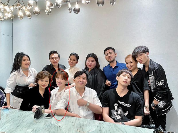Trấn Thành khoe ảnh tụ họp cùng hội bạn mừng sinh nhật, Hari Won thành tâm điểm vì lộ bụng lùm lùm đáng nghi Trấn Thành khoe ảnh tụ họp cùng hội bạn mừng sinh nhật, Hari Won thành tâm điểm vì lộ bụng lùm lùm đáng nghi