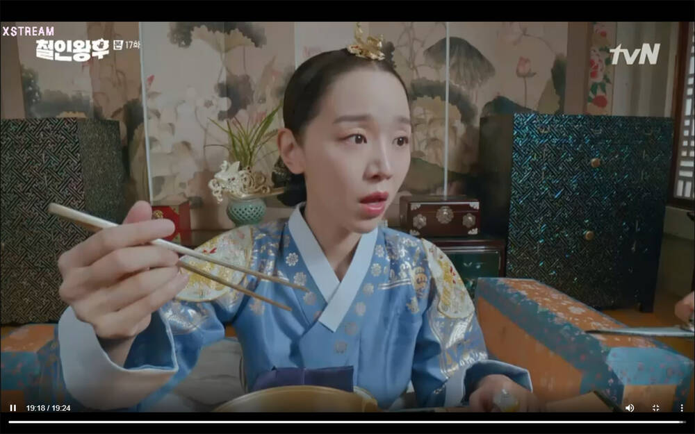 'Mr. Queen' tập 17: Kim Jung Hyun từ bỏ mạng sống để cứu mẹ con Shin Hye Sun, cuộc chia tay số phận? - 13 'Mr. Queen' tập 17: Kim Jung Hyun từ bỏ mạng sống để cứu mẹ con Shin Hye Sun, cuộc chia tay số phận? - 13