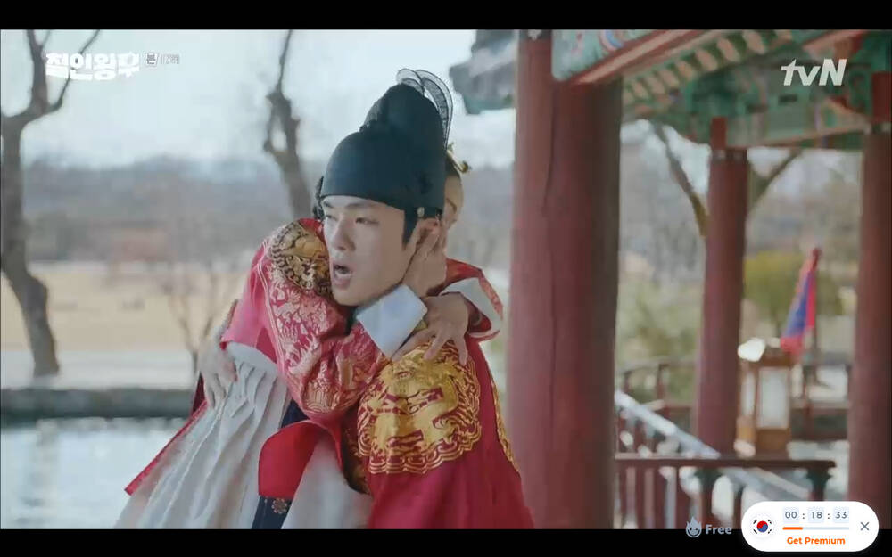 'Mr. Queen' tập 17: Kim Jung Hyun từ bỏ mạng sống để cứu mẹ con Shin Hye Sun, cuộc chia tay số phận? - 28 'Mr. Queen' tập 17: Kim Jung Hyun từ bỏ mạng sống để cứu mẹ con Shin Hye Sun, cuộc chia tay số phận? - 28
