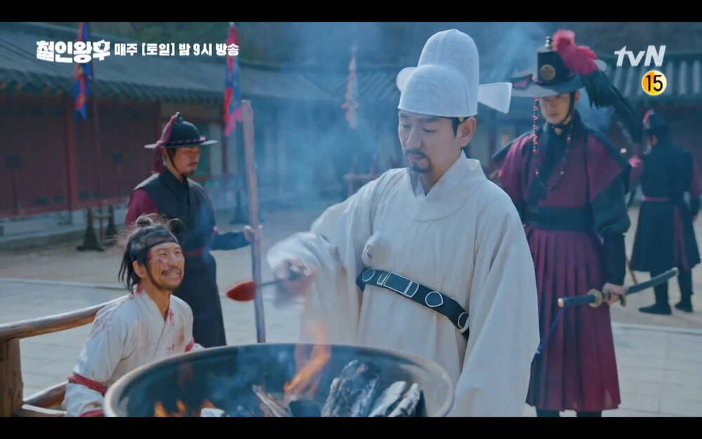 Preview 'Mr. Queen' tập 18: Kim Jung Hyun rơi vực chết, Shin Hye Sun để tang chồng trong đau đớn? - 10 Preview 'Mr. Queen' tập 18: Kim Jung Hyun rơi vực chết, Shin Hye Sun để tang chồng trong đau đớn? - 10