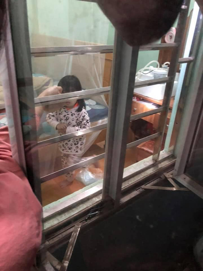 Vì một giây nghịch dại, bé gái 3 tuổi khiến cả nhà xanh mặt, ông ngoại phải cưa cửa giữa đêm Vì một giây nghịch dại, bé gái 3 tuổi khiến cả nhà xanh mặt, ông ngoại phải cưa cửa giữa đêm