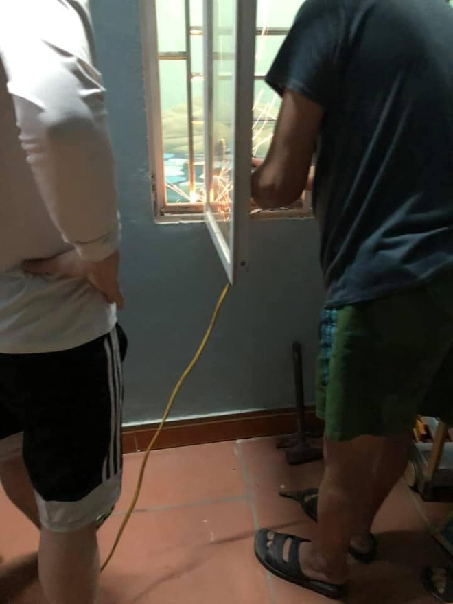 Vì một giây nghịch dại, bé gái 3 tuổi khiến cả nhà xanh mặt, ông ngoại phải cưa cửa giữa đêm - 2 Vì một giây nghịch dại, bé gái 3 tuổi khiến cả nhà xanh mặt, ông ngoại phải cưa cửa giữa đêm - 2
