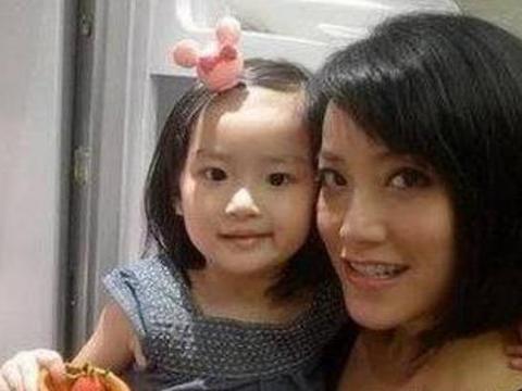 Không phải Vương Phi hay Trương Bá Chi, có 1 người phụ nữ cực kỳ quan trọng đối với Tạ Đình Phong, thậm chí còn có tin đã sinh con gái cho nam tài tử - 2 Không phải Vương Phi hay Trương Bá Chi, có 1 người phụ nữ cực kỳ quan trọng đối với Tạ Đình Phong, thậm chí còn có tin đã sinh con gái cho nam tài tử - 2