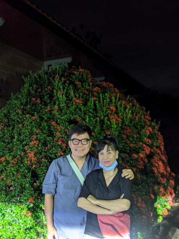 Hoài Linh nhớ thương nhìn di ảnh Chí Tài ngày cuối năm - 1 Hoài Linh nhớ thương nhìn di ảnh Chí Tài ngày cuối năm - 1