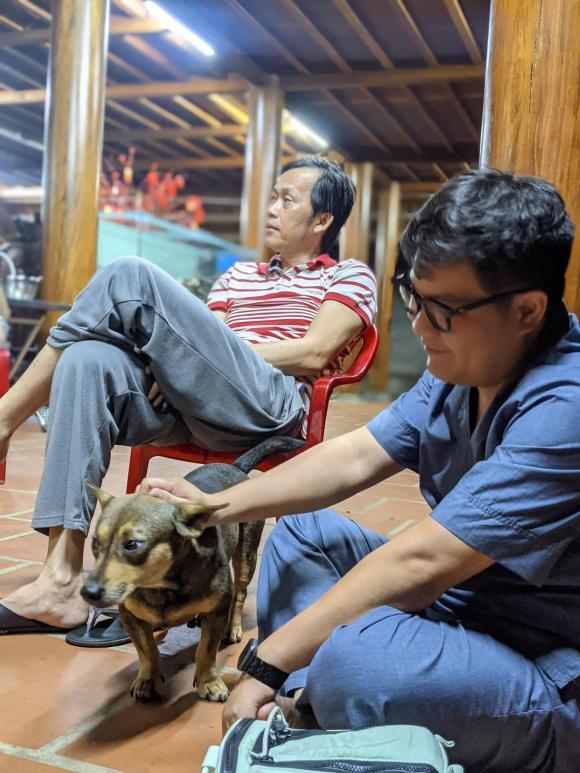 Hoài Linh nhớ thương nhìn di ảnh Chí Tài ngày cuối năm - 3 Hoài Linh nhớ thương nhìn di ảnh Chí Tài ngày cuối năm - 3