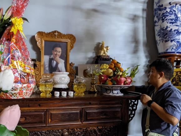 Hoài Linh nhớ thương nhìn di ảnh Chí Tài ngày cuối năm Hoài Linh nhớ thương nhìn di ảnh Chí Tài ngày cuối năm