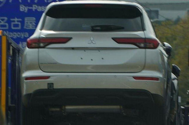 Mitsubishi Outlander 2022 lộ diện 'trần trụi' trên đường về đại lý: Long lanh như bản vẽ, sẵn sàng ra mắt cạnh tranh Honda CR-V - 2 Mitsubishi Outlander 2022 lộ diện 'trần trụi' trên đường về đại lý: Long lanh như bản vẽ, sẵn sàng ra mắt cạnh tranh Honda CR-V - 2