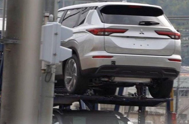 Mitsubishi Outlander 2022 lộ diện 'trần trụi' trên đường về đại lý: Long lanh như bản vẽ, sẵn sàng ra mắt cạnh tranh Honda CR-V - 1 Mitsubishi Outlander 2022 lộ diện 'trần trụi' trên đường về đại lý: Long lanh như bản vẽ, sẵn sàng ra mắt cạnh tranh Honda CR-V - 1