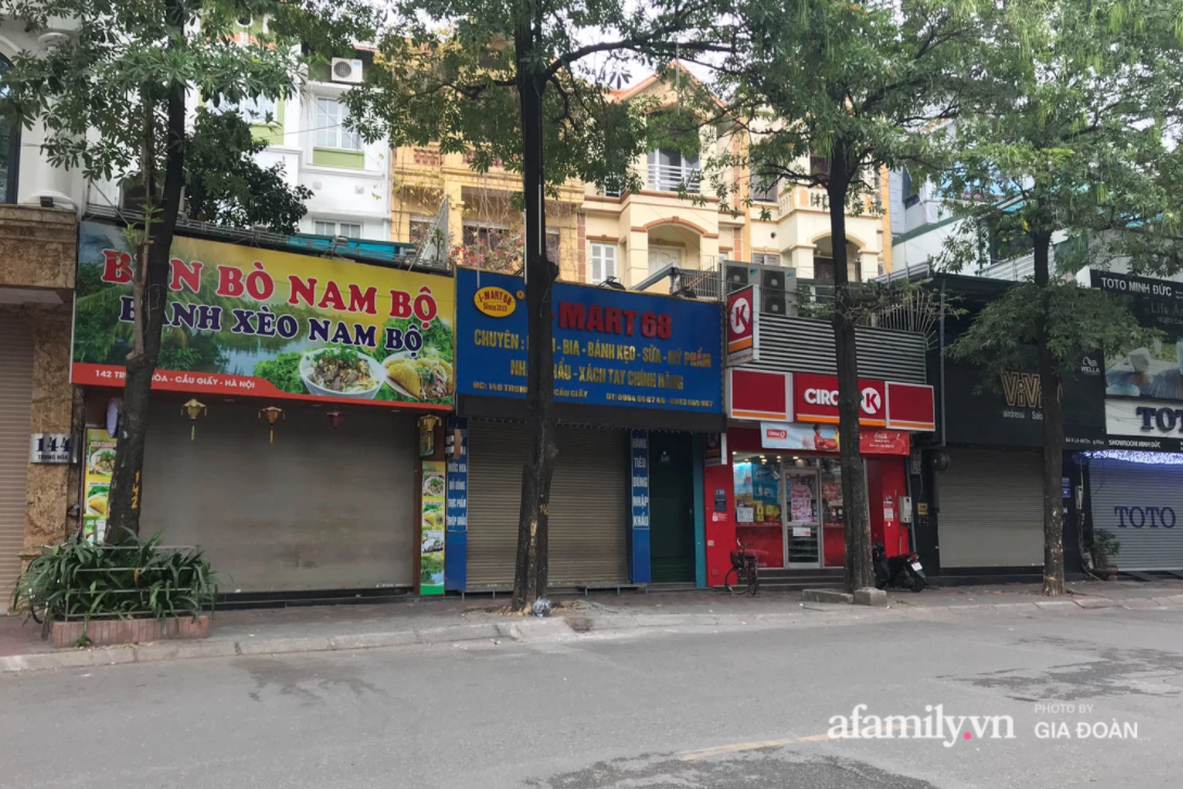 Hà Nội: Bất chấp lệnh dừng hoạt động để phòng dịch, nhiều quán trà đá quanh bến xe vẫn thản nhiên mở cửa đón khách - 1 Hà Nội: Bất chấp lệnh dừng hoạt động để phòng dịch, nhiều quán trà đá quanh bến xe vẫn thản nhiên mở cửa đón khách - 1