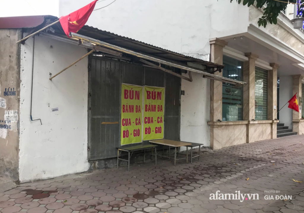 Hà Nội: Bất chấp lệnh dừng hoạt động để phòng dịch, nhiều quán trà đá quanh bến xe vẫn thản nhiên mở cửa đón khách - 2 Hà Nội: Bất chấp lệnh dừng hoạt động để phòng dịch, nhiều quán trà đá quanh bến xe vẫn thản nhiên mở cửa đón khách - 2