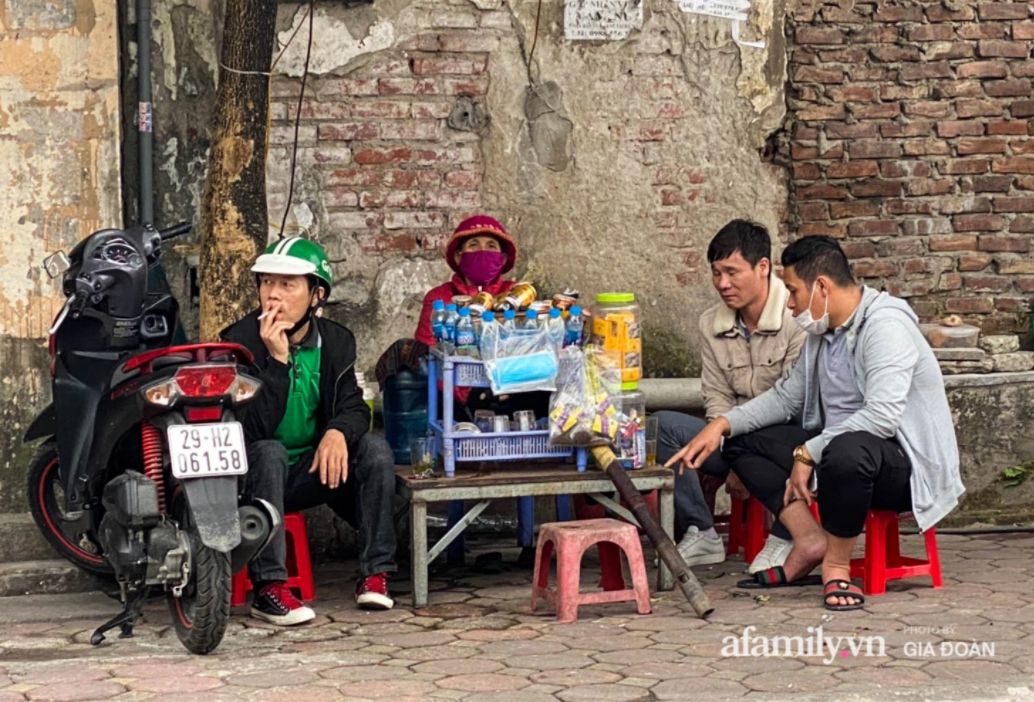 Hà Nội: Bất chấp lệnh dừng hoạt động để phòng dịch, nhiều quán trà đá quanh bến xe vẫn thản nhiên mở cửa đón khách - 11 Hà Nội: Bất chấp lệnh dừng hoạt động để phòng dịch, nhiều quán trà đá quanh bến xe vẫn thản nhiên mở cửa đón khách - 11