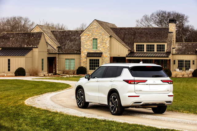 Ra mắt Mitsubishi Outlander 2021: Giá quy đổi từ 597 triệu đồng, dễ thành bom tấn trước Honda CR-V và Mazda CX-5 khi về Việt Nam - 37 Ra mắt Mitsubishi Outlander 2021: Giá quy đổi từ 597 triệu đồng, dễ thành bom tấn trước Honda CR-V và Mazda CX-5 khi về Việt Nam - 37