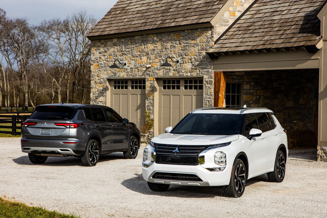 Ra mắt Mitsubishi Outlander 2021: Giá quy đổi từ 597 triệu đồng, dễ thành bom tấn trước Honda CR-V và Mazda CX-5 khi về Việt Nam Ra mắt Mitsubishi Outlander 2021: Giá quy đổi từ 597 triệu đồng, dễ thành bom tấn trước Honda CR-V và Mazda CX-5 khi về Việt Nam
