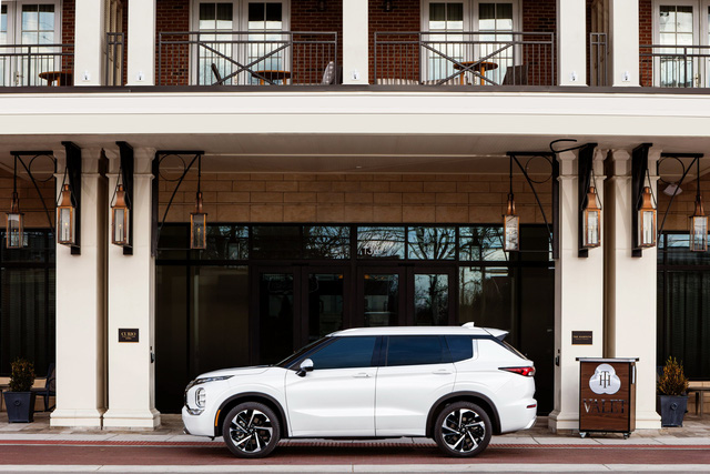 Ra mắt Mitsubishi Outlander 2021: Giá quy đổi từ 597 triệu đồng, dễ thành bom tấn trước Honda CR-V và Mazda CX-5 khi về Việt Nam - 7 Ra mắt Mitsubishi Outlander 2021: Giá quy đổi từ 597 triệu đồng, dễ thành bom tấn trước Honda CR-V và Mazda CX-5 khi về Việt Nam - 7