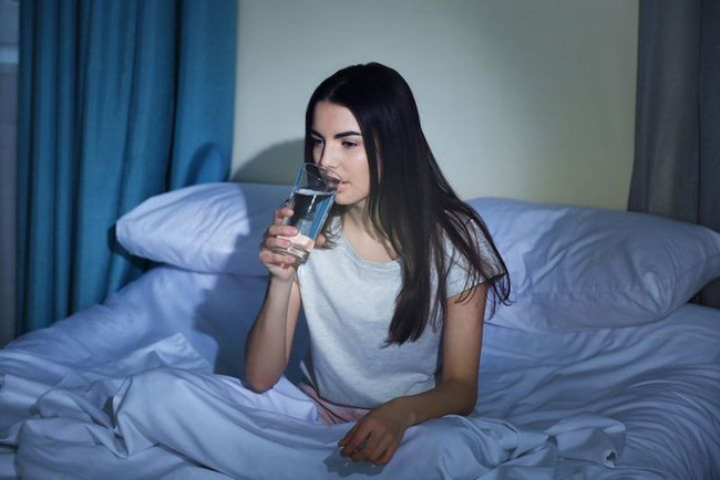 Bí quyết trường thọ: Uống ba cốc nước mỗi ngày để ngăn ngừa 'mọi bệnh tật' và sống lâu trăm tuổi - 1 Bí quyết trường thọ: Uống ba cốc nước mỗi ngày để ngăn ngừa 'mọi bệnh tật' và sống lâu trăm tuổi - 1