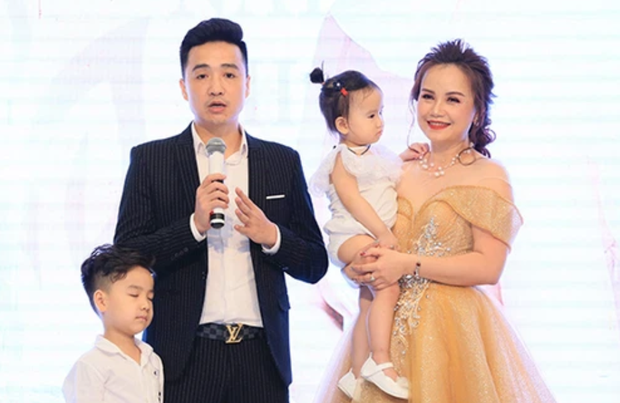 Giữa lùm xùm ly hôn chồng thứ 4 và bị tố ngoại tình với trai trẻ, DV Hoàng Yến lại đăng clip công khai nói về 'phi công' khiến dân mạng tranh cãi - 2 Giữa lùm xùm ly hôn chồng thứ 4 và bị tố ngoại tình với trai trẻ, DV Hoàng Yến lại đăng clip công khai nói về 'phi công' khiến dân mạng tranh cãi - 2
