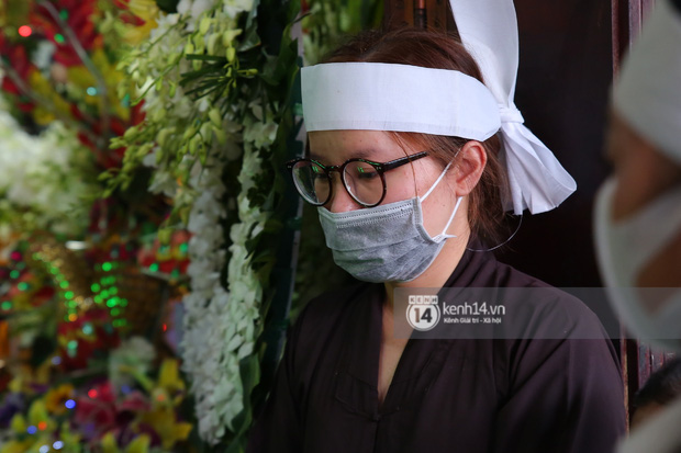 Lễ an táng diễn viên Hải Đăng: Vợ sắp cưới suy sụp ôm di ảnh, người thân khóc nghẹn tiễn đưa - 16 Lễ an táng diễn viên Hải Đăng: Vợ sắp cưới suy sụp ôm di ảnh, người thân khóc nghẹn tiễn đưa - 16