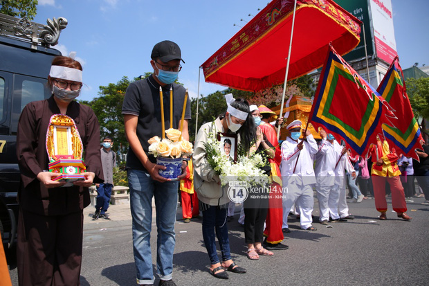 Lễ an táng diễn viên Hải Đăng: Vợ sắp cưới suy sụp ôm di ảnh, người thân khóc nghẹn tiễn đưa Lễ an táng diễn viên Hải Đăng: Vợ sắp cưới suy sụp ôm di ảnh, người thân khóc nghẹn tiễn đưa