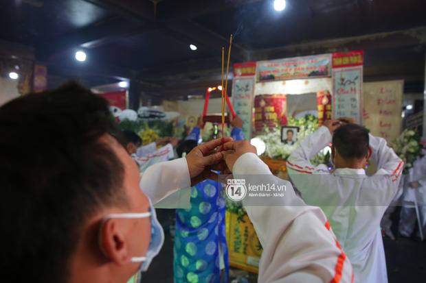 Lễ an táng diễn viên Hải Đăng: Vợ sắp cưới suy sụp ôm di ảnh, người thân khóc nghẹn tiễn đưa - 10 Lễ an táng diễn viên Hải Đăng: Vợ sắp cưới suy sụp ôm di ảnh, người thân khóc nghẹn tiễn đưa - 10