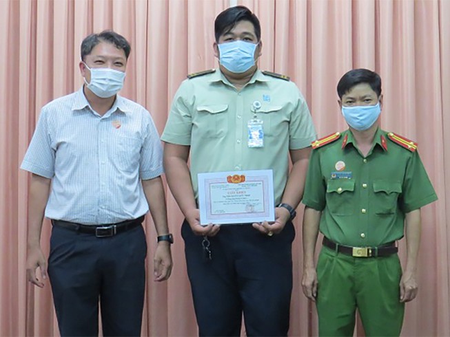 TP HCM: Khởi tố kẻ đâm tài xế xe ôm công nghệ 20 nhát để cướp xe - 1 TP HCM: Khởi tố kẻ đâm tài xế xe ôm công nghệ 20 nhát để cướp xe - 1