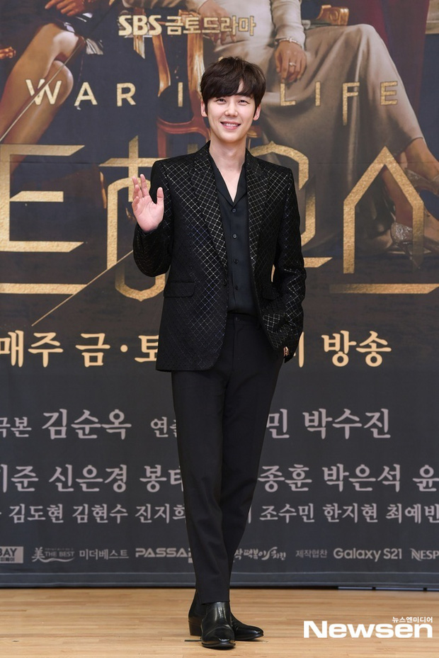 Lee Ji Ah vắng mặt tại họp báo Penthouse 2, Kim So Yeon - Eugene 'lộng hành' bên chủ tịch Uhm Ki Jun - 6 Lee Ji Ah vắng mặt tại họp báo Penthouse 2, Kim So Yeon - Eugene 'lộng hành' bên chủ tịch Uhm Ki Jun - 6