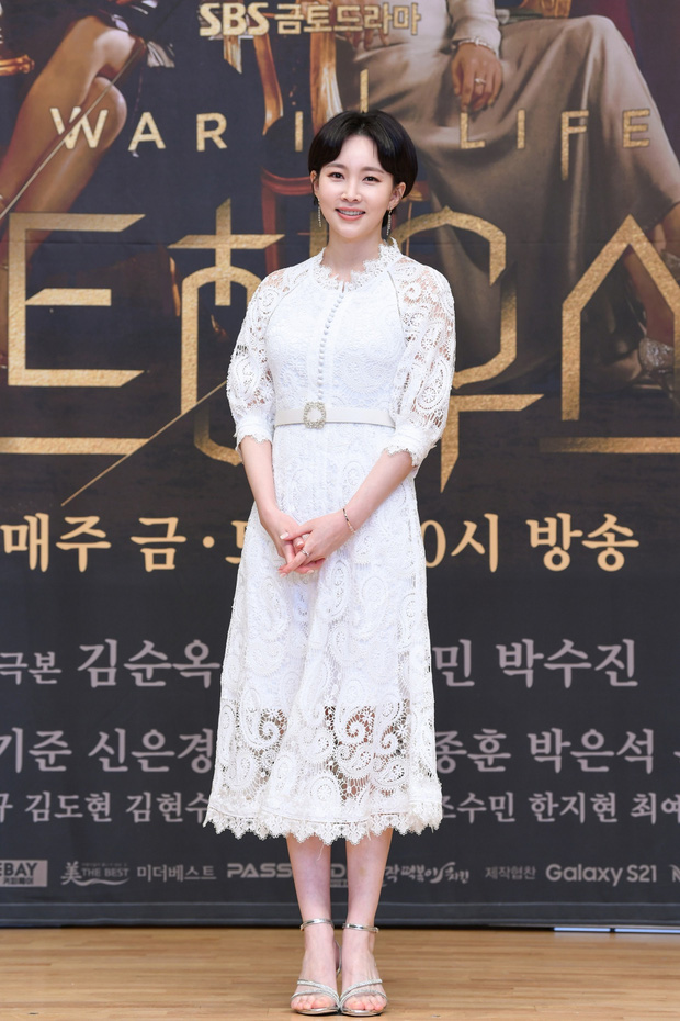 Lee Ji Ah vắng mặt tại họp báo Penthouse 2, Kim So Yeon - Eugene 'lộng hành' bên chủ tịch Uhm Ki Jun - 9 Lee Ji Ah vắng mặt tại họp báo Penthouse 2, Kim So Yeon - Eugene 'lộng hành' bên chủ tịch Uhm Ki Jun - 9