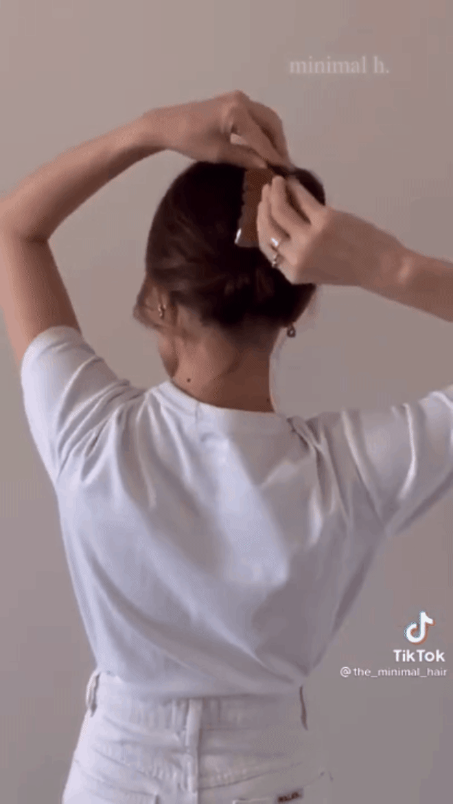 Chiêu búi tóc chuẩn đẹp với kẹp càng cua, giúp bạn 'sống ảo' mọi góc chụp - 10 Chiêu búi tóc chuẩn đẹp với kẹp càng cua, giúp bạn 'sống ảo' mọi góc chụp - 10