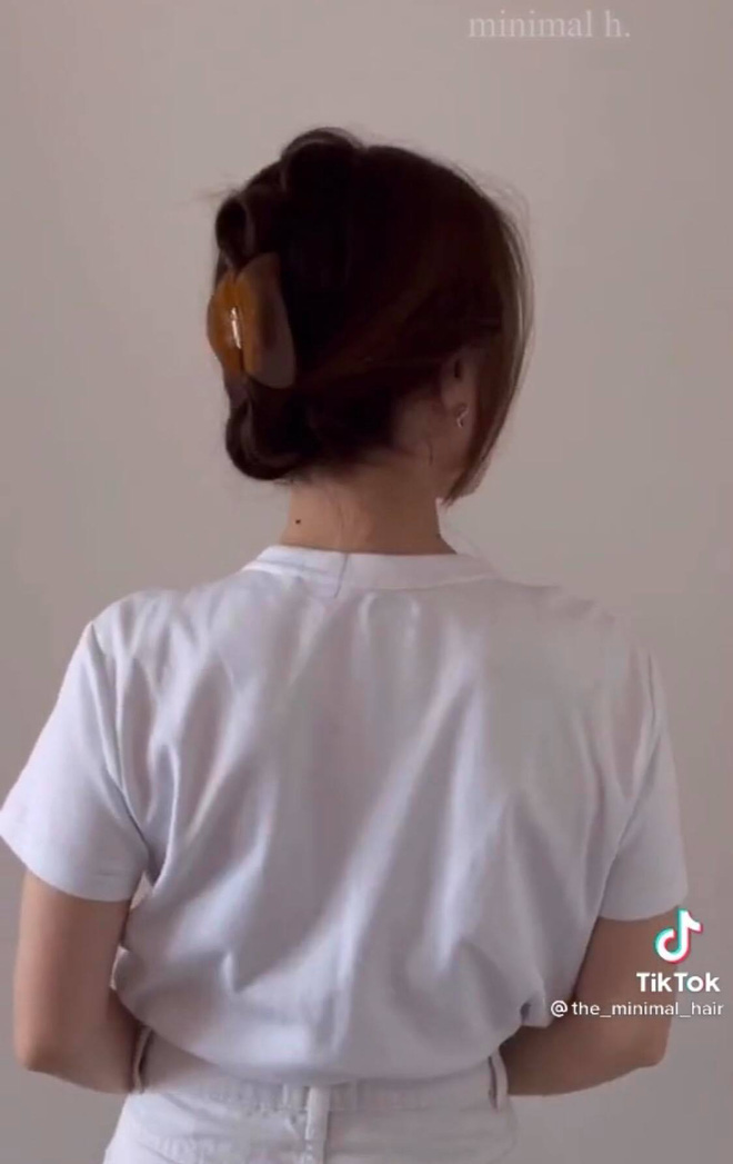Chiêu búi tóc chuẩn đẹp với kẹp càng cua, giúp bạn 'sống ảo' mọi góc chụp - 8 Chiêu búi tóc chuẩn đẹp với kẹp càng cua, giúp bạn 'sống ảo' mọi góc chụp - 8
