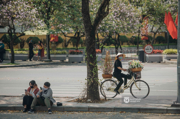 Hà Nội đẹp mê mẩn trong sắc tím hoa ban rợp trời, dân tình rần rần rủ nhau về con đường nổi tiếng chụp ảnh - 21 Hà Nội đẹp mê mẩn trong sắc tím hoa ban rợp trời, dân tình rần rần rủ nhau về con đường nổi tiếng chụp ảnh - 21