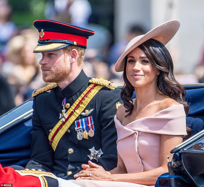 Em bé hoàng gia Anh mới chào đời chính thức lộ diện khiến người hâm mộ xuýt xoa, nhà Meghan Markle cũng bị lu mờ - 4 Em bé hoàng gia Anh mới chào đời chính thức lộ diện khiến người hâm mộ xuýt xoa, nhà Meghan Markle cũng bị lu mờ - 4