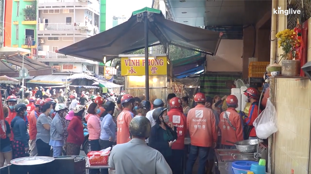 Clip người dân rồng rắn mua thịt quay cúng xin vía Thần Tài: 'Cũng sợ Covid-19 chứ nhưng có khẩu trang đây rồi' Clip người dân rồng rắn mua thịt quay cúng xin vía Thần Tài: 'Cũng sợ Covid-19 chứ nhưng có khẩu trang đây rồi'