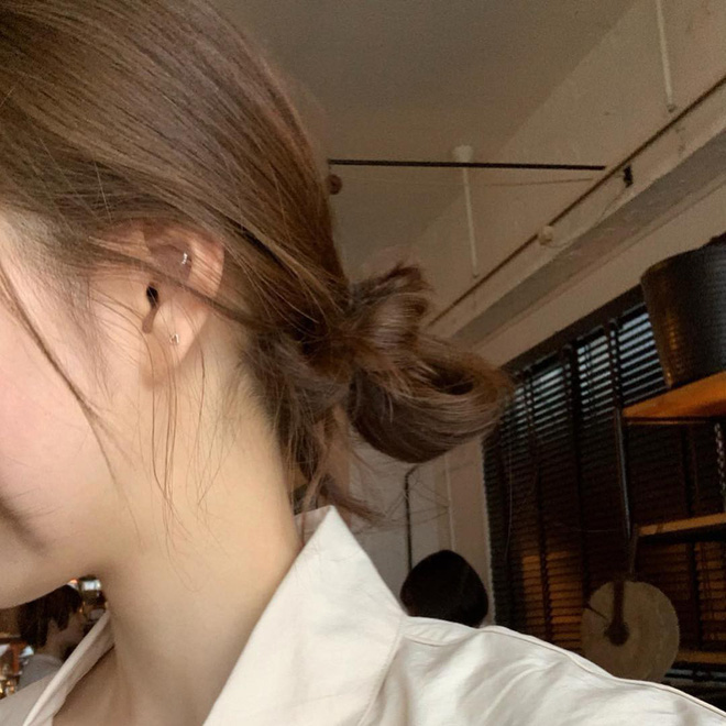 3 kiểu tóc búi thấp chuẩn style Hàn, nàng mặt to hay vuông chữ điền đều có được góc nghiêng ảo diệu chỉ trong một nốt nhạc - 1 3 kiểu tóc búi thấp chuẩn style Hàn, nàng mặt to hay vuông chữ điền đều có được góc nghiêng ảo diệu chỉ trong một nốt nhạc - 1