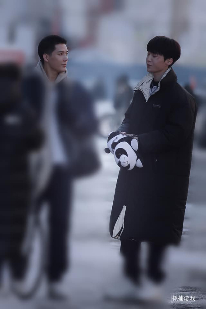 Vương An Vũ bị Phạm Thừa Thừa đè nằm bất động ở Vai Trái Có Cậu, fan hả hê: 'Này thì 'em muốn lái chị' trong Cá Mực Hầm Mật 2!' - 6 Vương An Vũ bị Phạm Thừa Thừa đè nằm bất động ở Vai Trái Có Cậu, fan hả hê: 'Này thì 'em muốn lái chị' trong Cá Mực Hầm Mật 2!' - 6