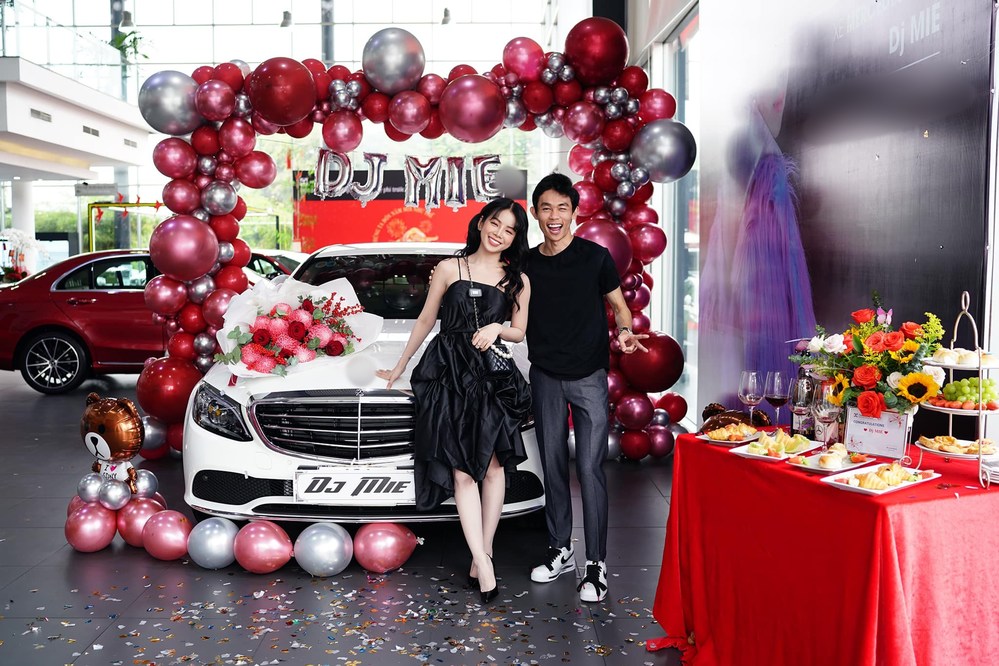 Bóc giá xế hộp Hồng Thanh 'tay trong tay' DJ Mie đi nhận ngày đầu năm mới - 1 Bóc giá xế hộp Hồng Thanh 'tay trong tay' DJ Mie đi nhận ngày đầu năm mới - 1