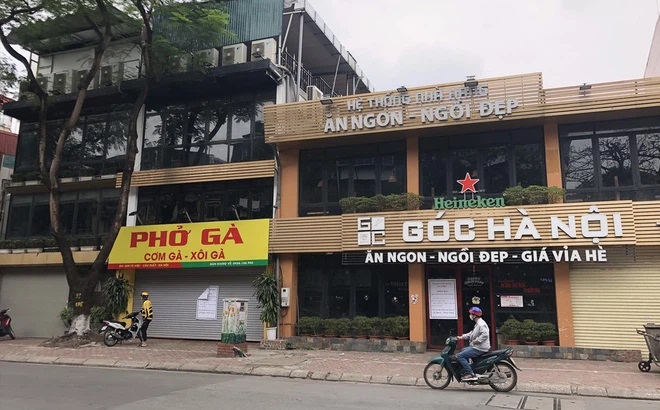 Vì sao không bị cấm nhưng nhiều nhà hàng ở Hà Nội vẫn cửa đóng then cài? Vì sao không bị cấm nhưng nhiều nhà hàng ở Hà Nội vẫn cửa đóng then cài?