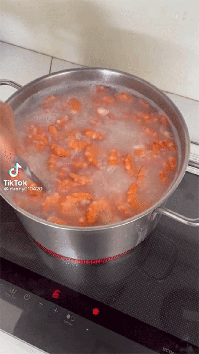 Khoe nồi cháo tôm đặc biệt, cô gái khiến dân tình tranh cãi không ngớt Khoe nồi cháo tôm đặc biệt, cô gái khiến dân tình tranh cãi không ngớt