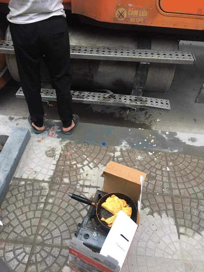 Bữa cơm bên đường nấu vội của các tài xế container: Gia đình ở nhà nhìn thấy mà 'cay mắt' Bữa cơm bên đường nấu vội của các tài xế container: Gia đình ở nhà nhìn thấy mà 'cay mắt'
