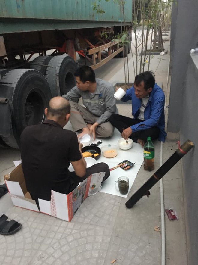 Bữa cơm bên đường nấu vội của các tài xế container: Gia đình ở nhà nhìn thấy mà 'cay mắt' - 1 Bữa cơm bên đường nấu vội của các tài xế container: Gia đình ở nhà nhìn thấy mà 'cay mắt' - 1