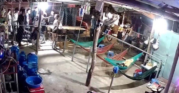 Kinh hãi clip nhóm đòi nợ gồm hàng chục người vây nhà một phụ nữ Kinh hãi clip nhóm đòi nợ gồm hàng chục người vây nhà một phụ nữ