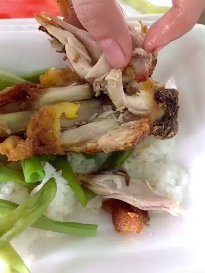 Những lần dân mạng 'sốc nặng' vì phát hiện sinh vật lạ trong đồ ăn thức uống, mới nhìn thôi đã thấy rợn da gà - 2 Những lần dân mạng 'sốc nặng' vì phát hiện sinh vật lạ trong đồ ăn thức uống, mới nhìn thôi đã thấy rợn da gà - 2